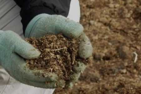 مدينة خنيفرة : الشرطة القضائية لأمن خنيفرة تطيح بشاحنة محملة بأطنان من مخلفات الدجاج موجهة لعلف الأغنام