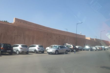 حارس سيارة بباب دكالة يتحدى قرار والي مراكش و أمن مراكش