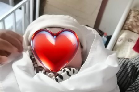 القابلة شيماء تعتبر نموذجًا مشرفًا للعناية الطبية والتفاني في خدمة النساء بمركزسيدي محمد لحمر