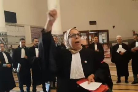 الاحتجاج مستمر والمحامون غاضبون على وزير العدل ويُحملون الحكومة مسؤولية ما ستؤول إليه الأوضاع