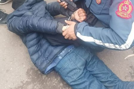 القنيطرة: مختل عقلي يطعن مواطناً داخل مقهى وشرطة النجدة تتدخل في الوقت المناسب