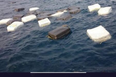 اقليم الجديدة : أمواج البحر بساحل منطقة مولاي عيد الله تلفظ رزما من المخدرات