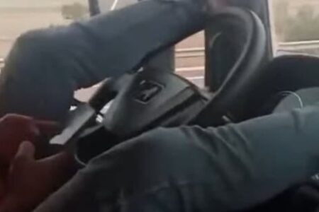 بعد انتشار فيديو لسائق متهور يقود شاحنته رافعا رجليه فوق المقود ، هل تتفاعل النيابة العامة مع طلبات المغاربة وتقوم بالمتعين ؟ 